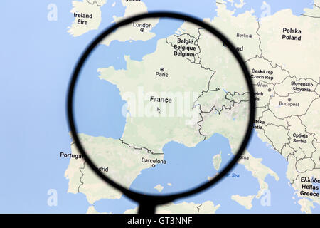 Carte de France sur Google Maps sous une loupe. Banque D'Images