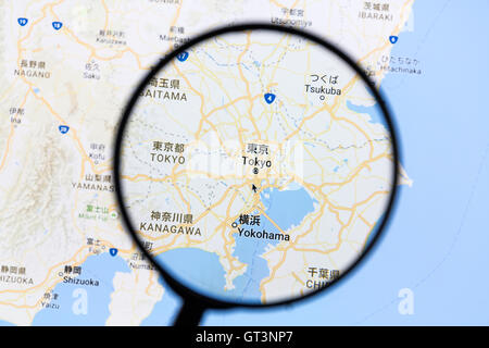 Plan de Tokyo sur Google Maps sous une loupe. Banque D'Images