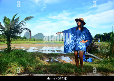 Les femmes thaïlandaises porter des vêtements de couleur indigo at outdoor portrait naturel près de Khao Oktalu ou montagne le trou avec champ de riz de montagne Banque D'Images