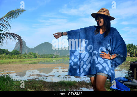 Les femmes thaïlandaises porter des vêtements de couleur indigo at outdoor portrait naturel près de Khao Oktalu ou montagne le trou avec champ de riz de montagne Banque D'Images