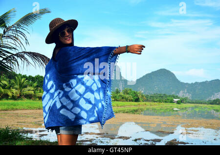 Les femmes thaïlandaises porter des vêtements de couleur indigo at outdoor portrait naturel près de Khao Oktalu ou montagne le trou avec champ de riz de montagne Banque D'Images