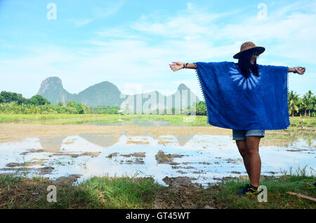 Les femmes thaïlandaises porter des vêtements de couleur indigo at outdoor portrait naturel près de Khao Oktalu ou montagne le trou avec champ de riz de montagne Banque D'Images