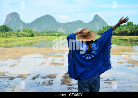 Les femmes thaïlandaises porter des vêtements de couleur indigo at outdoor portrait naturel près de Khao Oktalu ou montagne le trou avec champ de riz de montagne Banque D'Images