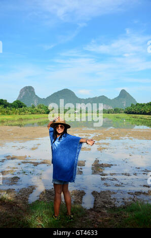 Les femmes thaïlandaises porter des vêtements de couleur indigo at outdoor portrait naturel près de Khao Oktalu ou montagne le trou avec champ de riz de montagne Banque D'Images