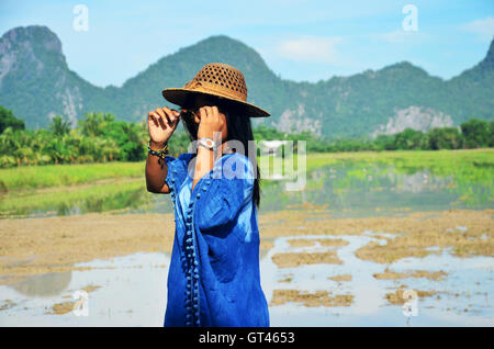 Les femmes thaïlandaises porter des vêtements de couleur indigo at outdoor portrait naturel près de Khao Oktalu ou montagne le trou avec champ de riz de montagne Banque D'Images