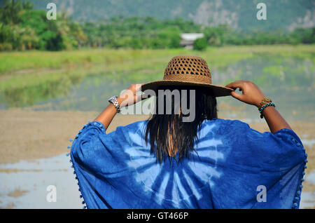 Les femmes thaïlandaises porter des vêtements de couleur indigo at outdoor portrait naturel près de Khao Oktalu ou montagne le trou avec champ de riz de montagne Banque D'Images