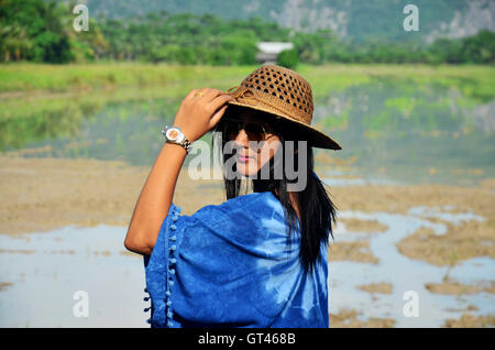 Les femmes thaïlandaises porter des vêtements de couleur indigo at outdoor portrait naturel près de Khao Oktalu ou montagne le trou avec champ de riz de montagne Banque D'Images