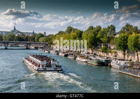 Paris (75) 1e arr. Vue sur Seine, bateau de croisière et de barges. La France. L'Europe Banque D'Images