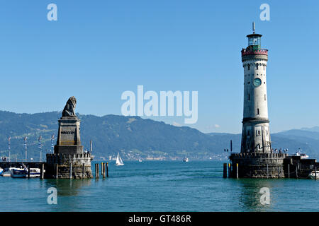 Le lion bavarois et le nouveau phare construit en 1856 à Lindau, au bord du lac de Constance Bodensee, souabe, Bavière, Allemagne, Europe Banque D'Images