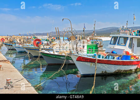 Bateaux dans Port Chypre Agios Georgios Banque D'Images