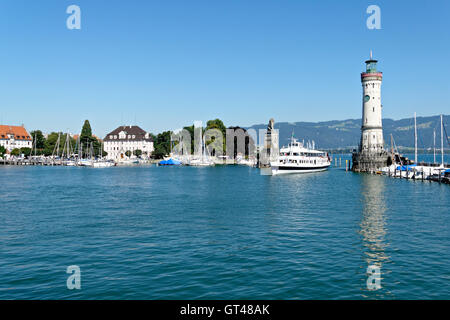 Ferry Boat le lion bavarois et le nouveau phare construit en 1856 à Lindau, au bord du lac de Constance Bodensee, souabe, Bavière Banque D'Images