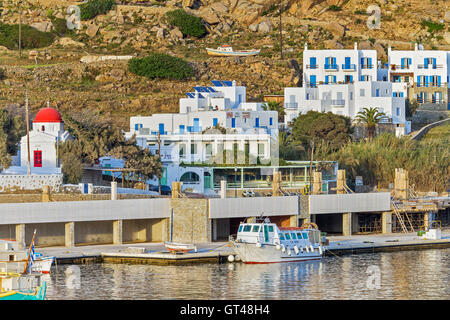 L'Église par le port de Mykonos Mykonos Grèce Banque D'Images