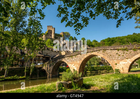 Belcastel. Intitulée Les Plus Beaux Villages de France, Aveyron, France, Europe Banque D'Images