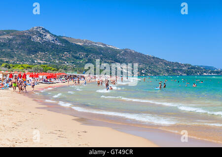 Zakynthos, Grèce - 15 août 2016 : les touristes en appui sur Banana Beach. L'un des plus célèbre station balnéaire de l'île grecque Zakynthos. Banque D'Images