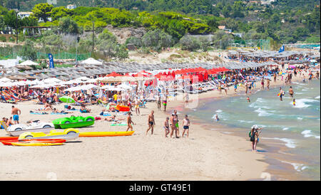 Zakynthos, Grèce - 15 août 2016 : les touristes en appui sur Banana Beach. L'un des plus célèbre station balnéaire de l'île grecque Zakynthos. Banque D'Images