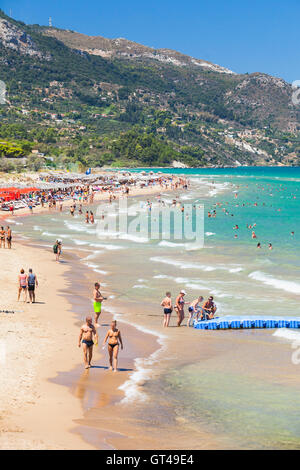 Zakynthos, Grèce - 15 août 2016 : les touristes en appui sur Banana Beach. L'un des plus célèbre station balnéaire de l'île grecque Zakynthos. Banque D'Images