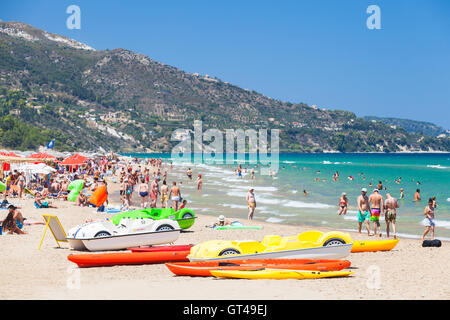 Zakynthos, Grèce - 15 août 2016 : les touristes en appui sur Banana Beach. L'un des plus célèbre station balnéaire de l'île grecque Zakynthos. Banque D'Images