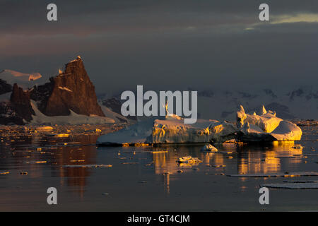 Lumière magique au coucher du soleil sur un iceberg en Antarctique Banque D'Images