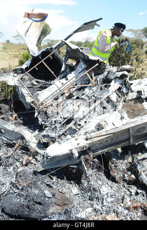 Naivasha, Kenya. Sep 8, 2016. Un service d'urgence membre travaille à un avion de s'écraser dans le site Naivasha, Kenya, le 8 septembre 2016. Un touriste polonais est mort et quatre de ses homologues britanniques ont été grièvement blessés jeudi après un six-sitter avion qui volait dans un atterrissage forcé à Naivasha, à environ 90 km au nord-ouest de la capitale Nairobi. Crédit : Robert Manyara/Xinhua/Alamy Live News Banque D'Images