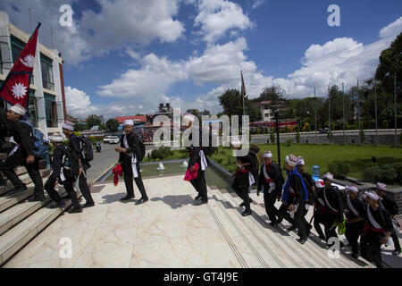 Katmandou, Népal. Sep 8, 2016. Les étudiants népalais en vêtements traditionnels participent à un rallye sur la Journée internationale de l'alphabétisation, à Katmandou, capitale du Népal, le 8 septembre 2016. Cette année marque le 50e anniversaire de l'Organisation des Nations Unies pour l'éducation, la science et la culture (UNESCO) a proclamé le 8 septembre comme Journée internationale de l'alphabétisation en 1966 afin de mobiliser activement la communauté internationale et de promouvoir l'alphabétisation comme un instrument pour soutenir les individus, les communautés et les sociétés. © Pratap Thapa/Xinhua/Alamy Live News Banque D'Images