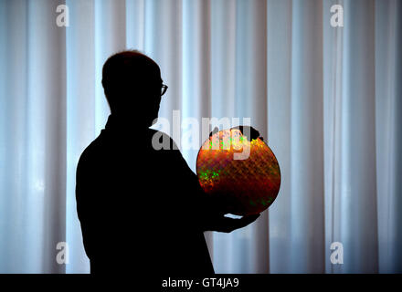 Dresde, Allemagne. 05Th Sep 2016. Président-directeur général de Globalfoundries Fab1, Rutger Wijburg, est titulaire d'un wafer 22FDX lors d'une conférence de presse avec Globalfoundries à Dresde, Allemagne, 08 septembre 2016. L'économie d'électricité de la technologie FD-SOI produit a été annoncé à Dresde pour la première fois en juillet 2015 et sera introduit sur le marché en 2017. La prochaine génération 12FDX a été introduit en même temps. Photo : ARNO BURGI/dpa/Alamy Live News Banque D'Images