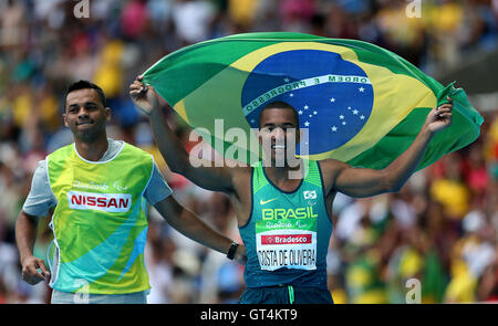 Rio de Janeiro, Brésil. Sep 8, 2016. Ricardo Costa de Oliveira (R) du Brésil célèbre après avoir remporté la médaille d'or du saut en longueur Hommes - T11 Final de Rio 2016 Paralympiques à Rio de Janeiro, Brésil, le 8 septembre 2016. Crédit : Li Ming/Xinhua/Alamy Live News Banque D'Images