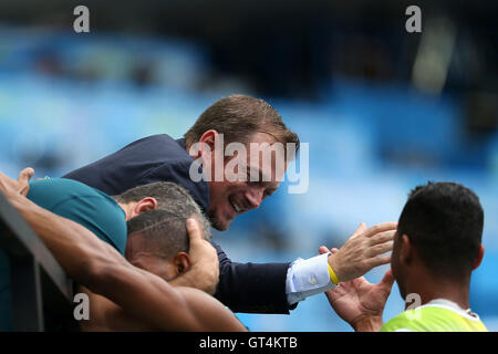 Rio de Janeiro, Brésil. Sep 8, 2016. Andrew Parsons (haut), président du Comité Paralympique Brésilien qui est aussi vice-président du Comité International Paralympique (IPC), accueille Ricardo Costa de Oliveira (1e R) du Brésil après Ricardo a remporté la médaille d'or du saut en longueur Hommes - T11 Final de Rio 2016 Paralympiques à Rio de Janeiro, Brésil, le 8 septembre 2016. Crédit : Li Ming/Xinhua/Alamy Live News Banque D'Images