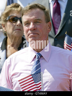 Washington DC, USA. 8 Septembre, 2016. États-unis le sénateur Mark Warner (démocrate de Virginie) se joint à d'autres démocrates de la Chambre des Représentants et Sénat comme ils monter sur les étapes de l'Est du Capitole au leadership républicain sur appel dans les deux organes législatifs pour programmer les votes sur le financement de la lutte contre le virus Zika, d'interdire les gens sur la fonction ''no fly'' à partir de la liste des armes et d'achat de mener des audiences de confirmation ciate la Justice de la Cour suprême des États-Unis C Crédit : ZUMA Press, Inc./Alamy Live News Banque D'Images