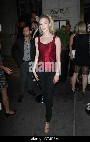 New York, NY, USA. 05Th Sep 2016. Elena Kampouris assiste à 'Katie Holmes avec TAO Group dévoilent l'Avra Madison" le 8 septembre 2016 à New York. Crédit : Diego Corredor Punch/media/Alamy Live News Banque D'Images