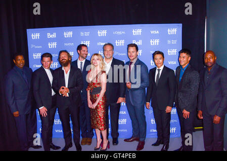 Toronto, Ontario, Canada. Sep 8, 2016. (L-R) Acteurs Denzel Washington, Ethan Hawke, Peter Sarsgaard, MANUEL GARCIA-RULFO, HALEY BENNETT, VINCENT D'Onofrio, CHRIS PRATT, BYUNG-HUN LEE MARTIN SENSMEIER Antoine Fuqua et assister à la magnifique "sept" Conférence de presse pendant le Festival International du Film de Toronto 2016 au TIFF Bell Lightbox, le 8 septembre 2016 à Toronto, Canada Crédit : Igor/Vidyashev ZUMA Wire/Alamy Live News Banque D'Images