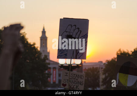 Denver, Colorado, États-Unis. Sep 8, 2016. Des centaines d'Autochtones américains et alliés ont convergé sur le Colorado State Capitol à exprimer notre solidarité avec le Standing Rock Sioux et d'autres résistent à la construction de la Pipeline Accès Dakota. Credit : Graham Charles Hunt/ZUMA/Alamy Fil Live News Banque D'Images