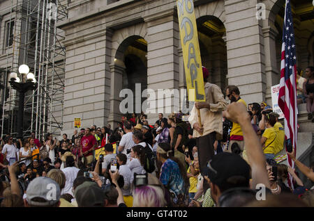 Denver, Colorado, États-Unis. Sep 8, 2016. Des centaines d'Autochtones américains et alliés ont convergé sur le Colorado State Capitol à exprimer notre solidarité avec le Standing Rock Sioux et d'autres résistent à la construction de la Pipeline Accès Dakota. Credit : Graham Charles Hunt/ZUMA/Alamy Fil Live News Banque D'Images