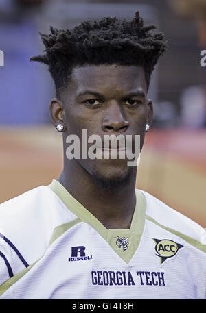 Denver, Colorado, États-Unis. Sep 8, 2016. Chicago Bulls JIMMY BUTLER attend en marge de dire bonjour à son collège buddy Demaryius Thomas avant le début du jeu au cours de la 1ère. La moitié à Sports Authority Field at Mile High jeudi soir. Les Broncos battre les Panthers 21-20. Credit : Hector Acevedo/ZUMA/Alamy Fil Live News Banque D'Images