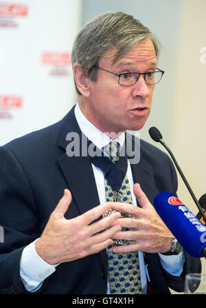 Hong Kong, . Sep 9, 2016. Le maire de la ville de Londres, de l'échevin le Seigneur Mountevans, répond à la presse locale à l'Amirauté du consulat britannique.Le Maire est sur Hong Kong pour les réunions d'affaires en insistant sur la ville de Londres est encore ouverte pour faire des affaires dans un environnement post Brexit. © Jayne Russell. Credit : Jayne Russell/ZUMA/Alamy Fil Live News Banque D'Images