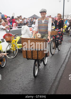 London, UK. Sep 9, 2016. Début de la à Sidmouth The Haytor Étape du Tour of Britain Procession de vintage des vélos à Velo Vintage Club avant le début de course. Crédit : Anthony Collins/Alamy Live News Banque D'Images