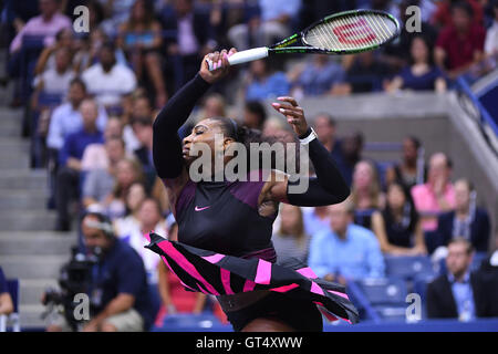 Flushing Meadows, New York, USA. 05Th Sep 2016. Serena Williams (USA) en action au cours de sa perte en demi-finale à Karolina Pliskova (CZE) au cours de l'US Open, au centre de tennis Billie Jean King, Flushing Meadows, New York © Plus Sport Action/Alamy Live News Banque D'Images