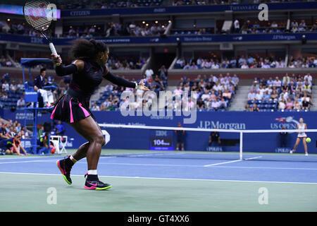 Flushing Meadows, New York, USA. 05Th Sep 2016. Serena Williams (USA) en action au cours de sa perte en demi-finale à Karolina Pliskova (CZE) au cours de l'US Open, au centre de tennis Billie Jean King, Flushing Meadows, New York © Plus Sport Action/Alamy Live News Banque D'Images