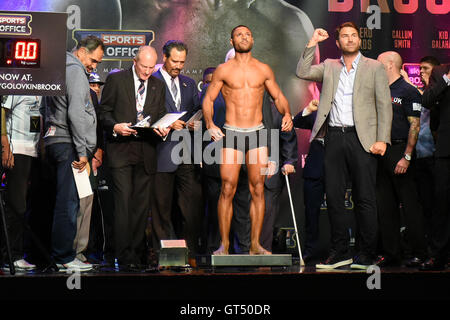 Greenwich, Royaume-Uni. 09Th Sep 2016. Boxer Kell Brook sur la balance pendant une Weigh-In à l'O2 Arena, le 9 septembre 2016 Crédit : TGSPHOTO/Alamy Live News Banque D'Images