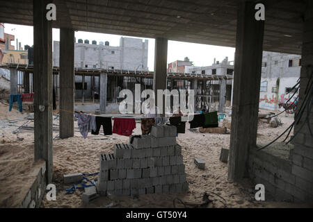 La bande de Gaza. 12Th Mar, 2016. Photo prise le 5 septembre 2016 montre un Palestinien dans une maison qui a été détruit pendant l'offensive israélienne sur la bande de Gaza par le Hamas en 2014. En 2014, Israël a lancé une offensive sur la bande de Gaza le Hamas à cesser les tirs de roquettes palestiniens sur son territoire. La guerre a laissé environ 2 140 morts palestiniens et plus de 10 000 blessés. Malgré le cessez-le-feu en septembre 2014, une réelle reconstruction de milliers de maisons détruites et des installations a à peine commencé. © Wissam Nassar/Xinhua/Alamy Live News Banque D'Images