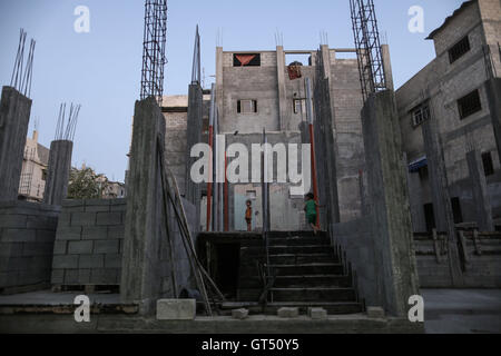 La bande de Gaza. 12Th Mar, 2016. Photo prise le 5 septembre 2016 montre les enfants palestiniens jouant dans une maison reconstruite qui fut détruit lors de l'offensive israélienne sur la bande de Gaza par le Hamas en 2014. En 2014, Israël a lancé une offensive sur la bande de Gaza le Hamas à cesser les tirs de roquettes palestiniens sur son territoire. La guerre a laissé environ 2 140 morts palestiniens et plus de 10 000 blessés. Malgré le cessez-le-feu en septembre 2014, une réelle reconstruction de milliers de maisons détruites et des installations a à peine commencé. © Wissam Nassar/Xinhua/Alamy Live News Banque D'Images