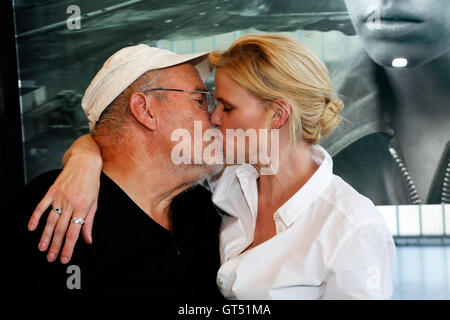 Rotterdam, Pays-Bas. 09Th Sep 2016. Photographe Peter Lindbergh et top model Lara Stone partager un baiser amical à l'ouverture de la 'Peter Lindbergh : une vision différente de la photographie de mode' à la Kunsthal Rotterdam. L'exposition est présentée du 10 septembre 2016 au 12 février 2017. Crédit : Stuart Forster/Alamy Live News Banque D'Images