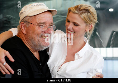 Rotterdam, Pays-Bas. 09Th Sep 2016. Photographe Peter Lindbergh et top model Lara Stone embrasser à l'ouverture de la 'Peter Lindbergh : une vision différente de la photographie de mode' à la Kunsthal Rotterdam. L'exposition est présentée du 10 septembre 2016 au 12 février 2017. Crédit : Stuart Forster/Alamy Live News Banque D'Images