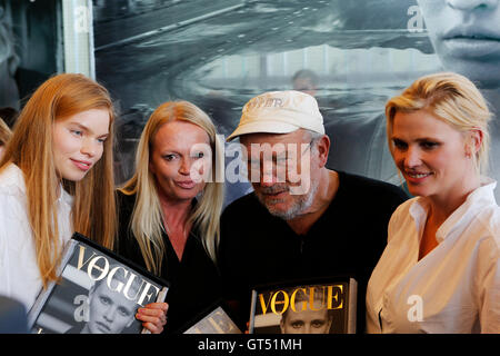 Rotterdam, Pays-Bas. 09Th Sep 2016. Les nouveaux modèle néerlandais Elisa Hupkes éditeur, Karin Swerink, Peter Lindbergh et le mannequin Lara Stone, lors du lancement du mode Lara Stone collectors edition. L'édition est publiée pour coïncider avec l'ouverture de Peter Lindbergh : une vision différente de la photographie de mode' à la Kunsthal Rotterdam. L'exposition est présentée du 10 septembre 2016 au 12 février 2017. Crédit : Stuart Forster/Alamy Live News Banque D'Images