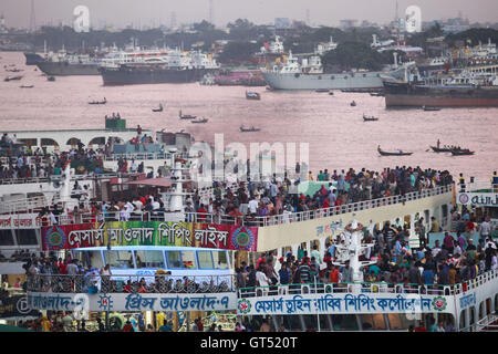 Dhaka, Bangladesh. Sep 9, 2016. Les ferries bondés stand à l'aérogare des passagers à la maison pour l'Aïd al-Adha festival à Dhaka, Bangladesh, July 9, 2016. L'Eid al-Adha (Fête du Sacrifice''), également appelé le ''sacrifice fête'' ou ''Bakr-Eid'', le Crédit : ZUMA Press, Inc./Alamy Live News Banque D'Images