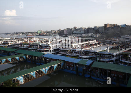 Dhaka, Bangladesh. Sep 9, 2016. Les ferries bondés stand à l'aérogare des passagers à la maison pour l'Aïd al-Adha festival à Dhaka, Bangladesh, July 9, 2016. L'Eid al-Adha (Fête du Sacrifice''), également appelé le ''sacrifice fête'' ou ''Bakr-Eid'', le Crédit : ZUMA Press, Inc./Alamy Live News Banque D'Images