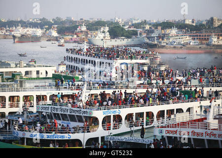 Dhaka, Bangladesh. Sep 9, 2016. Les ferries bondés stand à l'aérogare des passagers à la maison pour l'Aïd al-Adha festival à Dhaka, Bangladesh, July 9, 2016. L'Eid al-Adha (Fête du Sacrifice''), également appelé le ''sacrifice fête'' ou ''Bakr-Eid'', le Crédit : ZUMA Press, Inc./Alamy Live News Banque D'Images