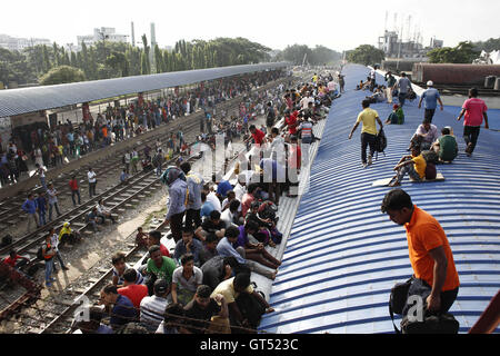 Dhaka, Bangladesh. Sep 9, 2016. Les personnes illettrées du Bangladesh se reposent sur des trains comme ils la tête à leurs villes d'avance sur la fête musulmane de l'Aïd al-Adha, à Dhaka, Bangladesh, le 9 septembre 2016. Afin de prendre un train, ils surcharger et stations de voitures de train au-delà de l'imagination, de grimper sur les toits ou suspendu à la saillie à leur portée. L'Eid al-Adha ( ''Festival du Sacrifice''), également appelé le ''sacrifice fête'' ou ''Bakr-Eid'', le Crédit : ZUMA Press, Inc./Alamy Live News Banque D'Images