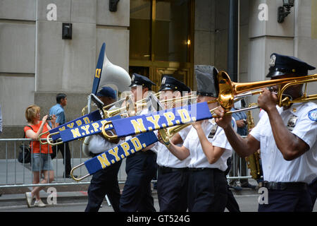 Manhattan, New York, USA. Sep 8, 2016. Défilé led NYPD dans Lower Manhattan marquant l'anniversaire des attaques du 11 septembre sur le World Trade Center. Crédit : Christopher Penler/Alamy Live News Banque D'Images