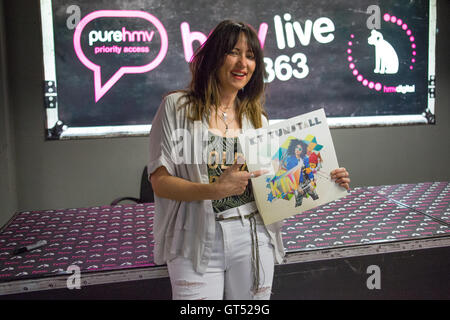 Londres, Royaume-Uni. 9 Septembre, 2016. KT Tunstall posant avec son nouvel album Kin après un concert spécial pour les fans à l'HMV store dans Oxford Street, Londres. Photo date : vendredi, 9 septembre 2016. Credit : Roger Garfield/Alamy Live News Banque D'Images