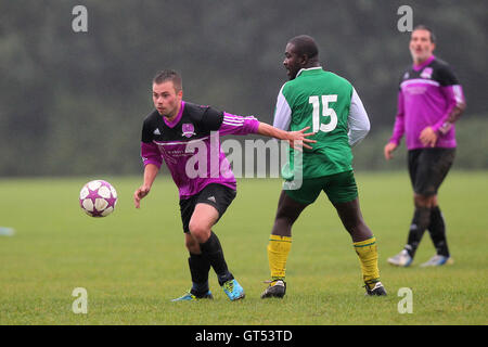 Des Météores (vert) vs RL United - Hackney & Leyton dimanche Football ligue du Sud au marais, marais de Hackney, Londres - 13/10/13 Banque D'Images